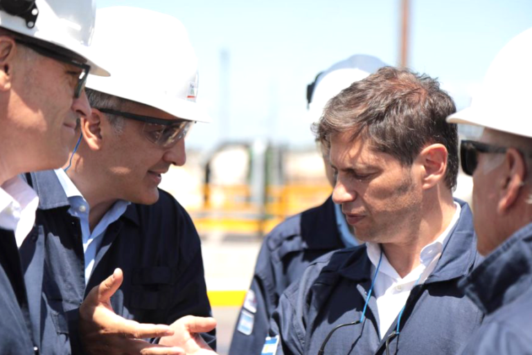 Kicillof: da marcha atrás con una promesa y enciende la alarma en estaciones de servicio