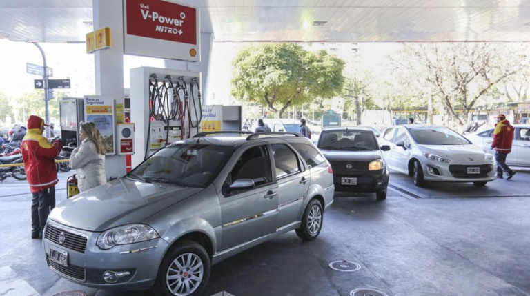 Hay un desfase del 30% en el precio de los combustibles y habría un aumento en diciembre